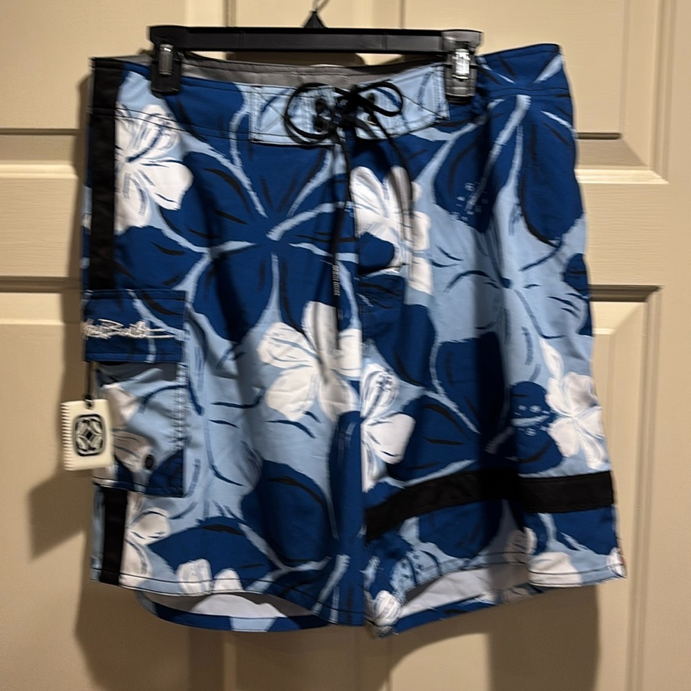 Maui Built logo Board Short. Sz 34 (K3)